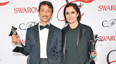 Maria Grazia Chiuri（右）與Pierpaolo Piccioli早前亮相美國時裝設計師協會頒獎禮。