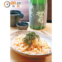 Bero Bero Udon $106<br>明太子忌廉汁內混入紫蘇葉、葱及蘿蔔苗等日本香草，配中段取酒的松之旬，令酒味芳醇柔和。