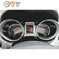 加有金屬框邊襯托的錶板充滿動感，中央還有彩色屏幕帶來豐富行車資訊。
