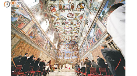 當年米高安哲羅站在棚架上，昂着頭完成西斯廷教堂的壁畫。