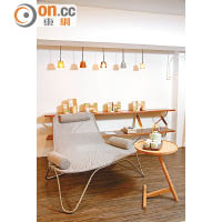 Dwell/Rapson Lounge Chair<br>Blu Dot的出品，配以頭枕及手枕，寬闊舒適，適合置於戶外使用。$14,080