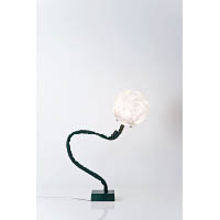 Micro Luna Piantana<br>In-es. artdesign最拿手是把紙張糅合塑膠之中，這款座地燈是最佳示範。$8,360