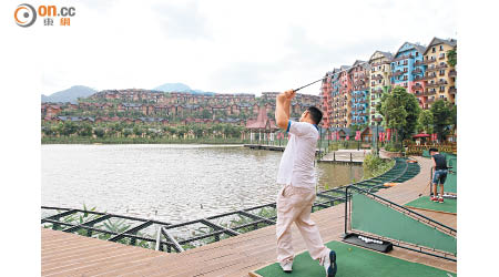 酒店外的湖畔就是高球練習場，好手可以前來較量。