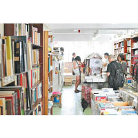 位於旺角的序言書室，以學術書、政治書為主，是本地難得一見的特色書店。