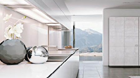 Villa Ada<br>Ambiente Cucina的廚櫃組合，包括坐地廚櫃、掛牆廚櫃和一張可摺疊的工作枱，設計以簡潔摩登為主調，珍珠貝母塗層反射銀白色珠光，感覺奢華。$150萬（a）