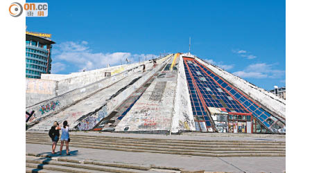 除了台灣廣場，還有這金字塔也屬地標，攀爬時最緊要叫樓下幫你拍照留念。