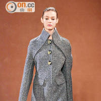 灰色coat dress帶有cocoon影子，加有鈕釦點綴，更富美感。