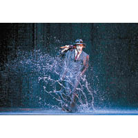 是次演出特別設立雨中體驗區，台下觀眾看着主角踢水一刻，小心濕身！