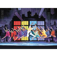 百老匯式的群舞演出，配合繽紛的霓虹燈布置，令人賞心悅目！