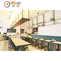 餐廳簡單以黑白配木桌的色調作設計內裝，清新簡約。