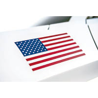 美國國旗出現在兩邊前輪拱後方。