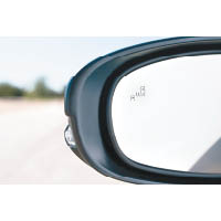 轉線時，Blind Spot Monitor會監察兩旁盲點情況，有車便會提示駕駛者。