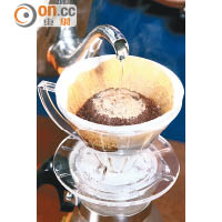 iii.兩分鐘後，轉用較大量的水打圈注入咖啡粉內，充分釋放咖啡的味道。