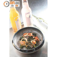 Mini Crabs $90<br>將日本宮崎迷你蟹仔炸香，灑上改良過的Old Bay調味料，佐以炸羽衣甘藍來吃，香脆惹味。