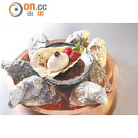 Chocolate Oysters $58<br>外殼是用真蠔殼倒模製的矽膠模、用上3層黑白朱古力做成的朱古力蠔殼，加入海鹽雪葩和曲奇碎，又鹹又甜，口感過癮，鹽味還帶來「海水」滋味。