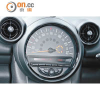 圓形設計是MINI的特色，中控台頂的車速錶尤為搶眼。