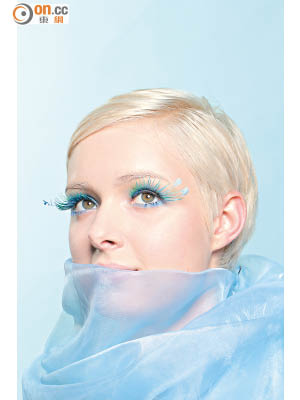 粉藍色眼影配以藍睫毛，呈現冰冷之感。