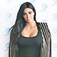 真人騷女星Kim Kardashian最愛條子設計，Balmain的pants及外套顯得她身形更修長。