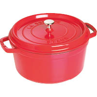 紅色24cm圓形燉鍋參考價$3,599、換購價：40枚印花+$899<br>燉鍋使用的琺瑯瓷美觀耐用，天然鑄鐵還具快速傳熱及高度保溫且防止生銹之效，令鍋具更加堅固。