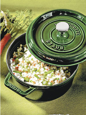 綠色18cm圓形燉鍋 參考價$2,499、換購價：40枚印花+$599<br>鍋具可用於各類型爐具，包括焗爐、明火爐、電磁爐、紅外線爐、電爐等，無論採用哪一種烹調方式，都十分方便。