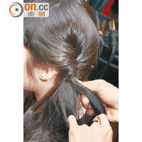Steps3<br>在綁兩手辮期間，需逐層把頭髮加進辮子中，直至把兩邊頭髮綁入辮子中。