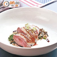 Pan Roasted Duck Breast $250<br>先把鴨胸的外皮煎香，另外又把鴨髀拆肉，與羽衣甘藍和牛油一同炒香，再加入野米，配以椰菜花蓉和藍莓醬，鴨味突出之餘，味道層次豐富。