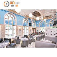 餐廳室內環境舒適，牆身雖以藍和白為主，但布置帶點古典味，最適合情侶撐枱腳。