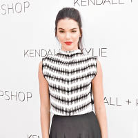 穿上背心的Kendall Jenner，下身以裙褲帶出簡約感。