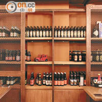 餐廳內有一個大酒櫃，放滿來自世界各地的手工啤酒。