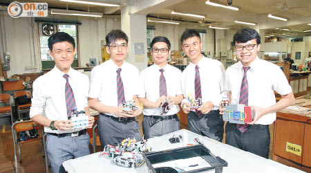 杜恩碩（左起）、文禮信、邱澤銘、譚深研、梁宏歷與另外3位同學組成「ICE」，以其對科技的熱誠，設計有助過度活躍症學童學習的輔助工具。