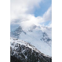 攀上新西蘭最高山峰Mt Cook的山腰留宿；路線初段尚算平緩，但最後30公里的登山路段斜度可觀。