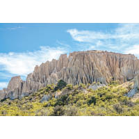 2百萬年前由冰川碎石和淤泥沖積成的Clay Cliffs。