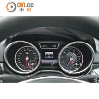 雙圈式儀錶板加配遮光罩，行車資訊清晰，閱讀容易。