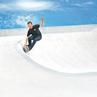 專業滑板手Ross McGouran試玩Lexus Hoverboard，體驗空中飄浮的樂趣。