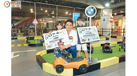 「BMW兒童交通安全城2015」即日起至8月23日在尖沙咀海港城舉行，藝人張繼聰（中）頒發證書給兩位小朋友。