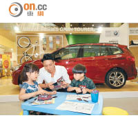 父母可與小朋友在「BMW小小工程師」區域摺立體BMW紙模型車，享受親子樂。
