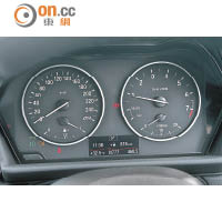 設計平實而簡約的錶板，時刻為駕駛者提供詳盡行車資訊。