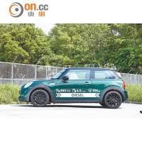 香港首次引入MINI柴油版本，代理在車身拉花凸顯低油耗及強扭力等數據。