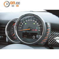 重疊式車速及轉數錶，加上油錶在右旁，設計特別。