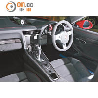 車廂布局充滿運動氣息，貫徹911車系風格。