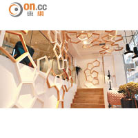 店舖的網形布置連繫着上、下兩層空間，布置靈感源於Ronan and Erwan Bouroullec的經典設計「Clouds」（雲）。