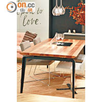 Odessa Table<br>全實木餐桌可選擇胡桃木或橡木，枱邊收飾的斜角位能更貼近手形。$40,400