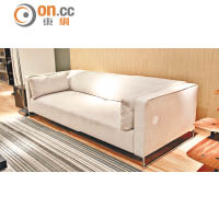 Urbani Sofa<br>暗藏機關，拉開座墊即可變身梳化床，靠背可平放或拉高，提升舒適度。$54,200