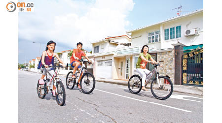 楊羚自言平衡力超差，以前踏單車常常「炒車」，但自從搬到元朗居住，加上受子女影響，漸漸愛上這運動。