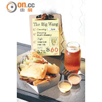 （左）Original Wit Fish and Fries $128、（右）The Big Wang $60<br>原味的小麥脆漿炸魚及薯條外脆內嫩，配麥味豐沛的The Big Wang最適合。