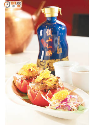 六月菊花焗蟹蓋 $96/2件 <br>將蘑菇及鮮百合拌蟹粉釀入蟹蓋，放入焗爐將表面焗至焦香，配上清香的日本食用菊花，濃淡恰到好處。