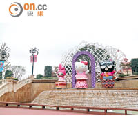樂園入口已有Kitty、XO、Melody 3人組歡迎遊客光臨。