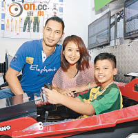 學員袁啟桐（右一）一向對賽車甚具興趣，更以爸爸為挑戰目標。父母都陪他出席首天的培訓課程。