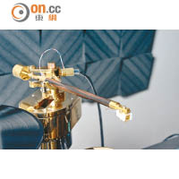 同廠出品的12吋Osiris ToneArm唱臂由黑檀木及實心黃銅製造，支援6~18g唱頭。