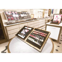 店內的數碼唇妝及美甲櫃枱，讓大家透過虛擬科技體驗最新的Burberry唇妝及美甲顏色。